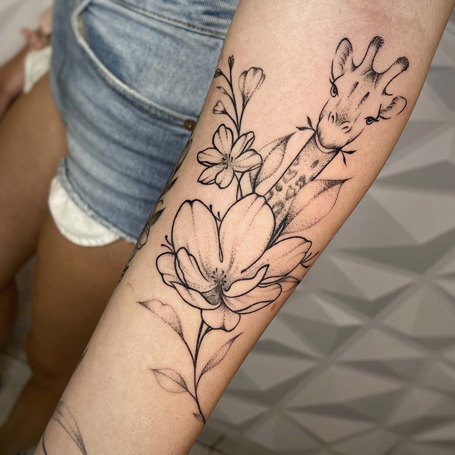 Giraffa con fiori